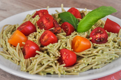 Avokádós-paradicsomos quinoa spagetti