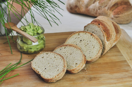 Vöröslencsés házikenyér zöldborsó krémmel